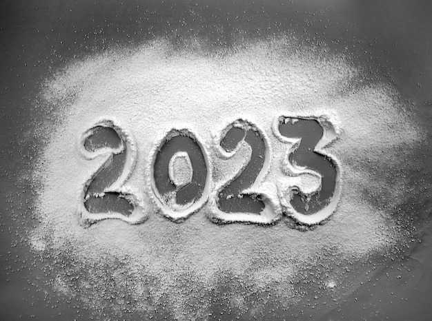 El fondo de Navidad con nieve 2023 está escrito en polvo de cocaína sobre un fondo negro