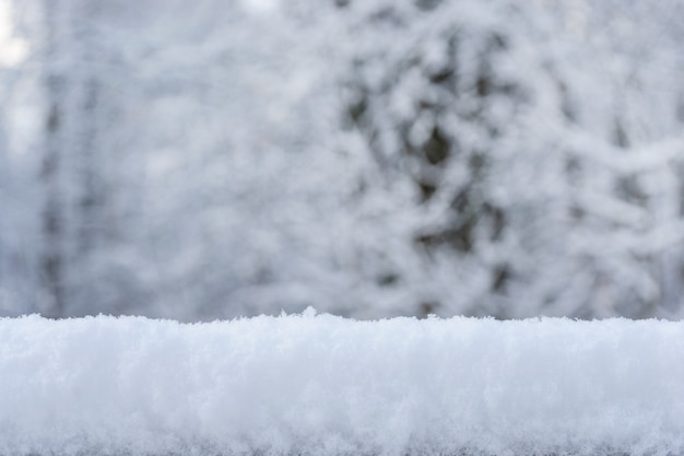 Fondo de Navidad con nieve y copos de nieve sobre un fondo natural borroso. Feliz año nuevo, ambiente festivo. Fondo de invierno Copia espacio