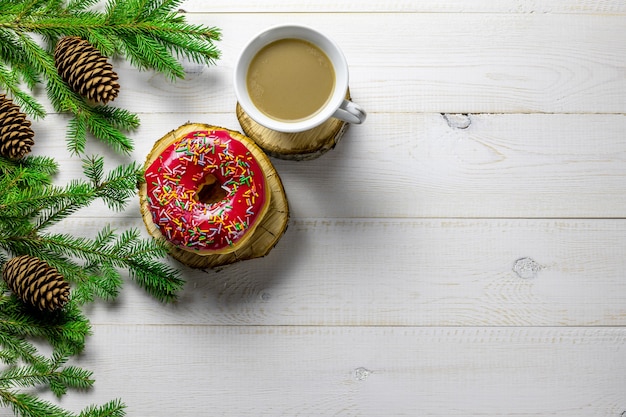 Fondo de Navidad o año nuevo con abeto, café, donut en pizarra
