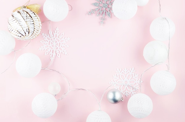 Fondo de Navidad o año nuevo. bolas blancas y plateadas, copos de nieve decorativos y guirnalda ligera
