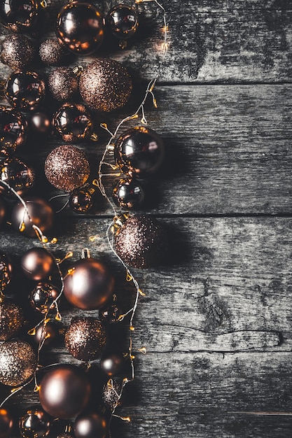 Fondo de Navidad o año nuevo. Bolas de decoración de juguete de árbol de Navidad vintage y guirnalda de luz