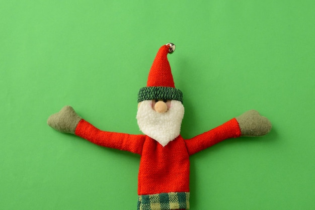 Foto fondo de navidad o año nuevo con santa claus. figura de un juguete de papá noel sobre un fondo verde