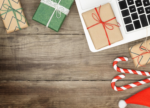 Fondo de Navidad con ordenador portátil y cajas de regalo - concepto online