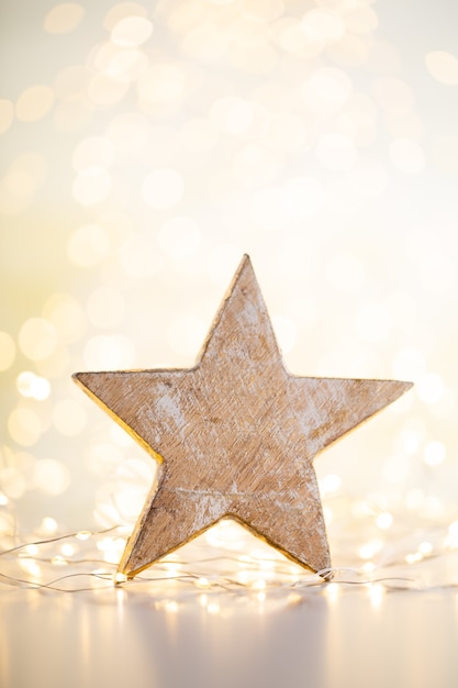 Fondo de Navidad oro bokeh con estrella decorativa. Estrellas de Navidad doradas.