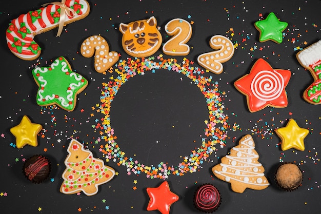 Fondo de navidad con pan de jengibre en la superficie gris tarjeta de humor de vacaciones vista superior espacio de copia