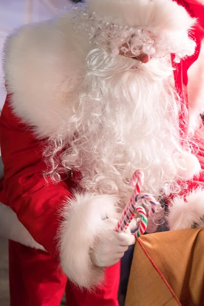 Fondo de Navidad con Papá Noel y bastón de caramelo