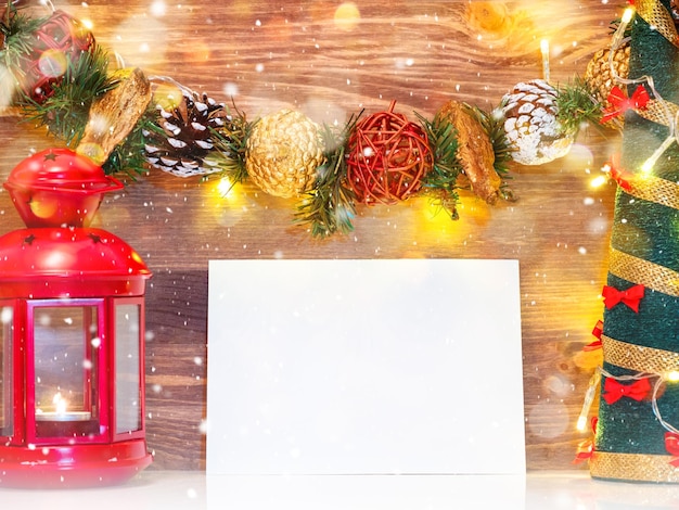 Foto fondo de navidad con papel en blanco y adornos navideños.