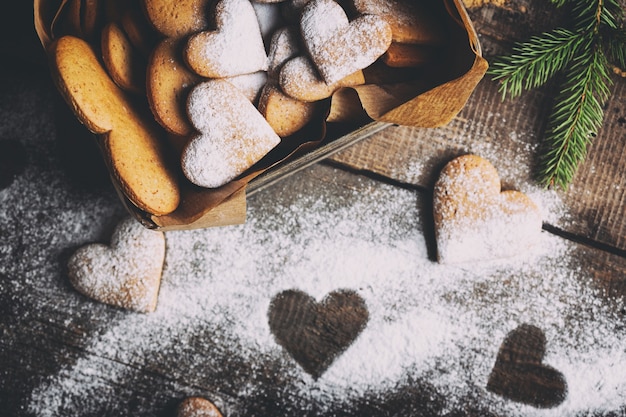 Fondo de Navidad. pasteles caseros para el día de San Valentín: galletas de jengibre en forma de corazones en la caja vieja