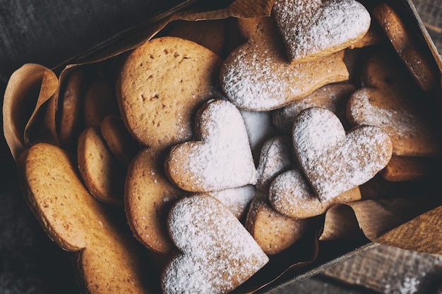 Fondo de Navidad. pasteles caseros para el día de San Valentín: galletas de jengibre en forma de corazones en la caja vieja