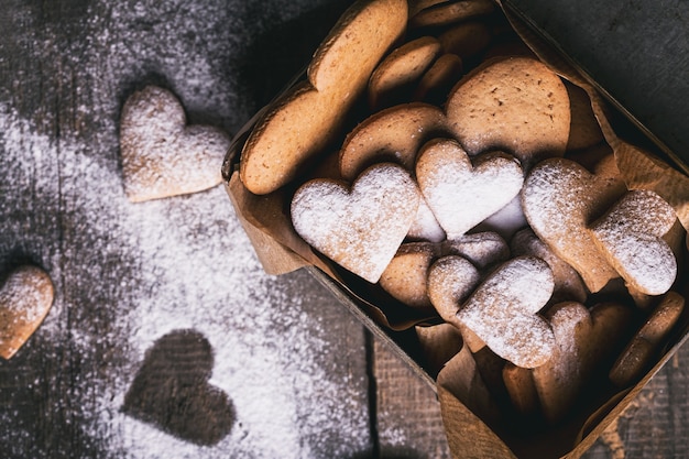 Fondo de Navidad. pasteles caseros para el día de San Valentín: galletas de jengibre en forma de corazones en la caja vieja