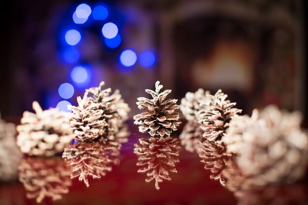 Fondo de Navidad con piñas y manchas bokeh