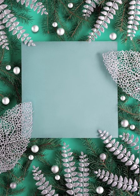 Fondo de Navidad de plata verde vista superior ramitas de Navidad naturales decoradas con deco exótica de plata