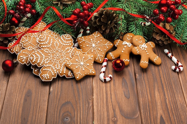 Fondo de Navidad con rama de abeto decorado con pan de jengibre.