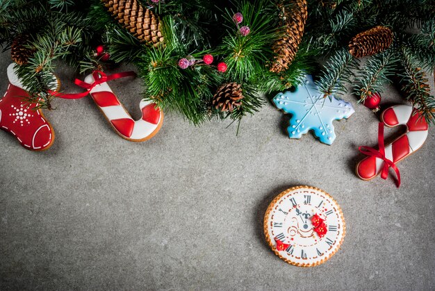 Fondo de Navidad con rama de abeto, galletas de jengibre coloridas caseras