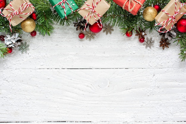 Fondo de Navidad con ramas de abeto, adornos, cajas de regalo y piñas