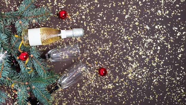 Fondo de navidad con ramas de abeto de botella de champán y adornos navideños