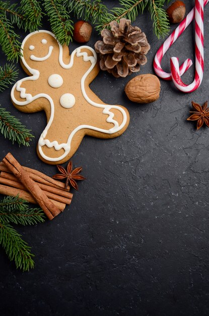 Fondo de Navidad con ramas de abeto, conos, especias y pan de jengibre.