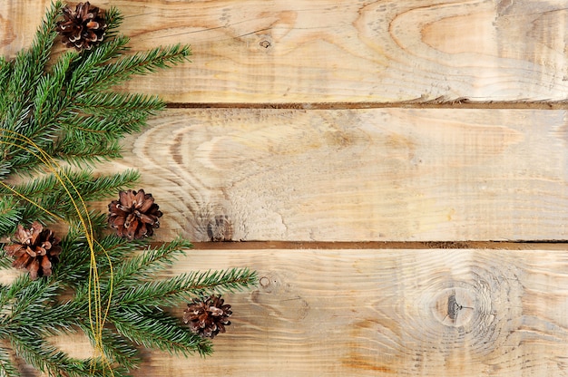 Fondo de Navidad con ramas de abeto y conos