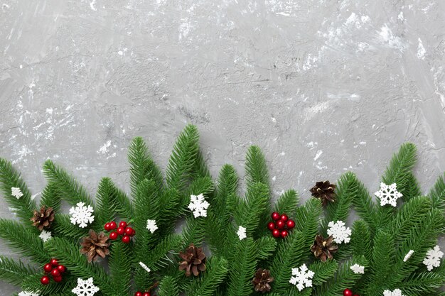 Fondo de Navidad con ramas de abeto y decoración navideña. Vista superior, copia espacio para texto.