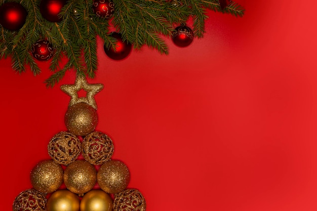Fondo de Navidad. Ramas de abeto festivamente decoradas en una pancarta roja. estilo plano...