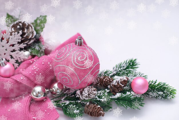 Fondo de Navidad con ramas de abeto y juguetes de árbol de Navidad rosa