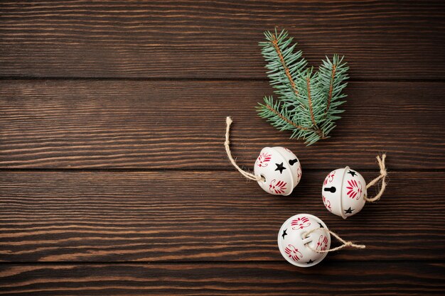 Fondo de Navidad con ramas de abeto, juguetes y campanas en la mesa de madera de fondo antiguo. Enfoque selectivo. Vista superior con espacio de copia.