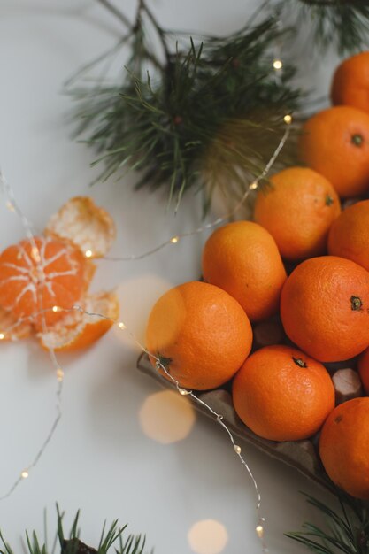 Fondo de navidad con ramas de abeto y mandarinas feliz navidad y feliz año nuevo saludar ...