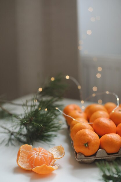 Fondo de navidad con ramas de abeto y mandarinas feliz navidad y feliz año nuevo saludar ...