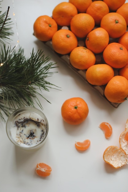 Fondo de navidad con ramas de abeto y mandarinas feliz navidad y feliz año nuevo saludar ...