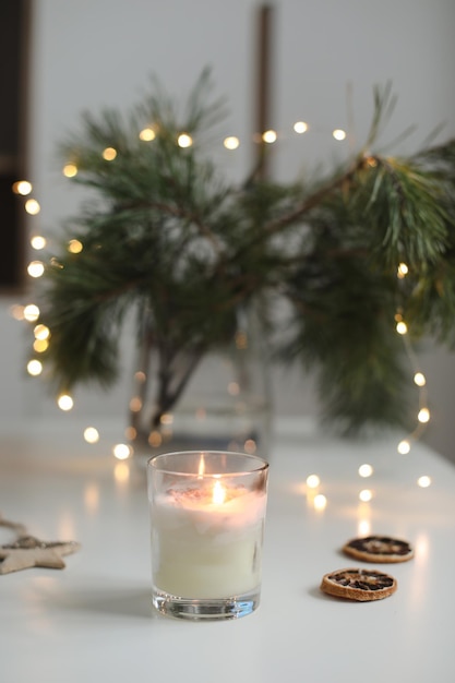 Foto fondo de navidad con ramas de abeto y mandarinas feliz navidad y feliz año nuevo