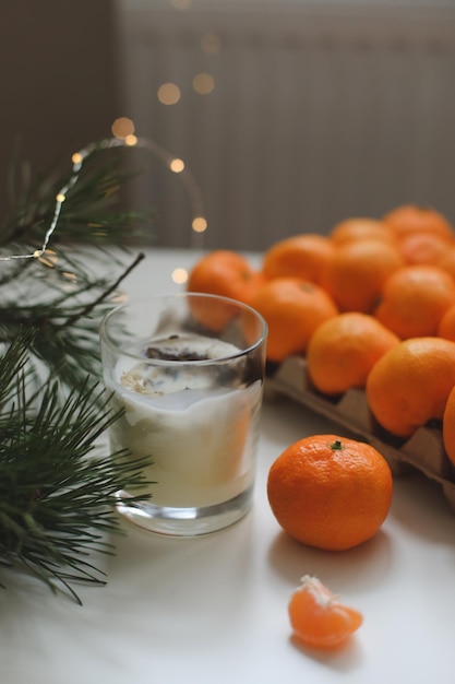 Fondo de Navidad con ramas de abeto y mandarinas. Tarjeta de felicitación de feliz Navidad y feliz año nuevo. Copie el espacio. Vista superior. foto de alta calidad