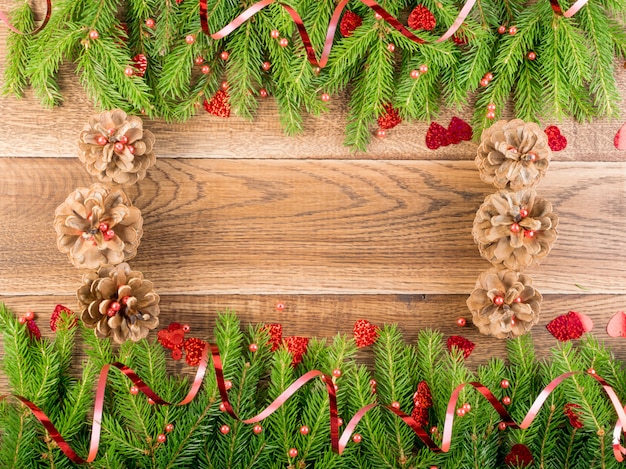 Fondo de Navidad con ramas de abeto en mesa de madera