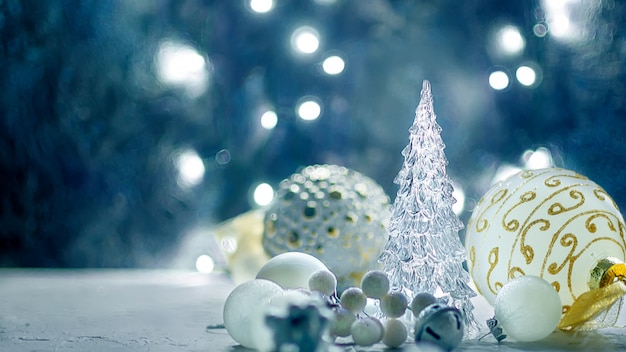 Fondo de Navidad con ramas de abeto, regalos, juguetes de Navidad