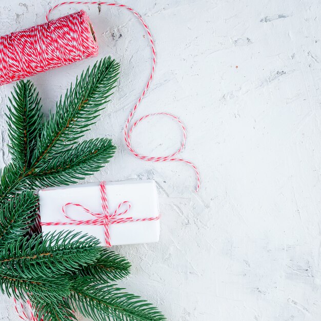 Fondo de Navidad con ramas de abeto, regalos, juguetes de Navidad