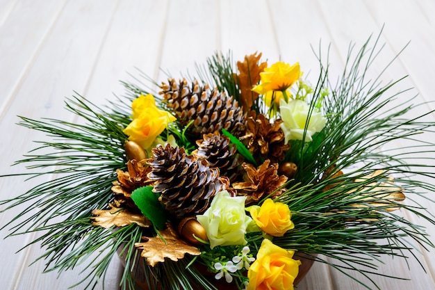 Fondo de Navidad con ramas de pino y conos de abeto decorados dorados