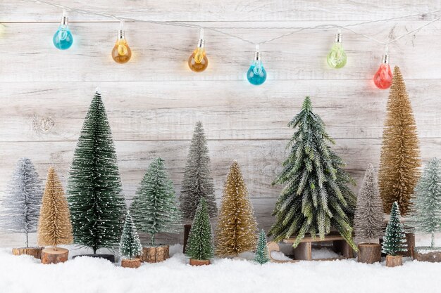 Fondo de Navidad. Árbol de Navidad y adornos.