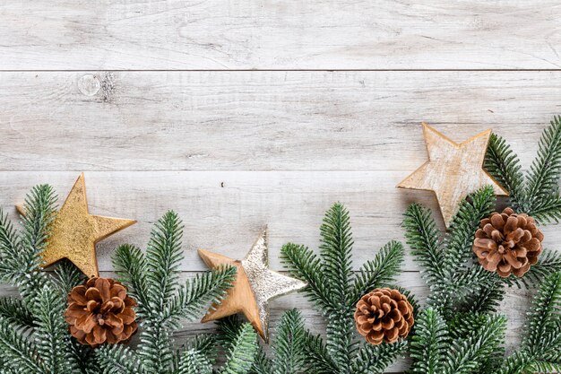 Fondo de Navidad. Árbol de Navidad y adornos.