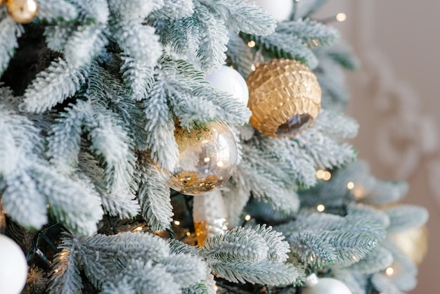 Fondo de Navidad Árbol de Navidad decorado festivamente Feliz año nuevo Enfoque selectivo suave