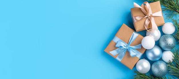 Fondo de Navidad con regalos cintas juguetes y ramas de pino sobre un fondo azul claro