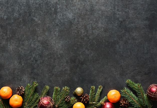 Fondo de Navidad con regalos y galletas de jengibre. Diseño de año nuevo sobre un fondo negro.