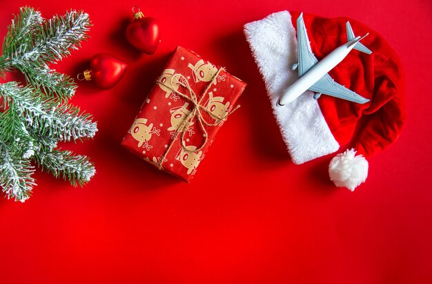 Fondo de Navidad rojo con avión. Enfoque selectivo. Fiesta.