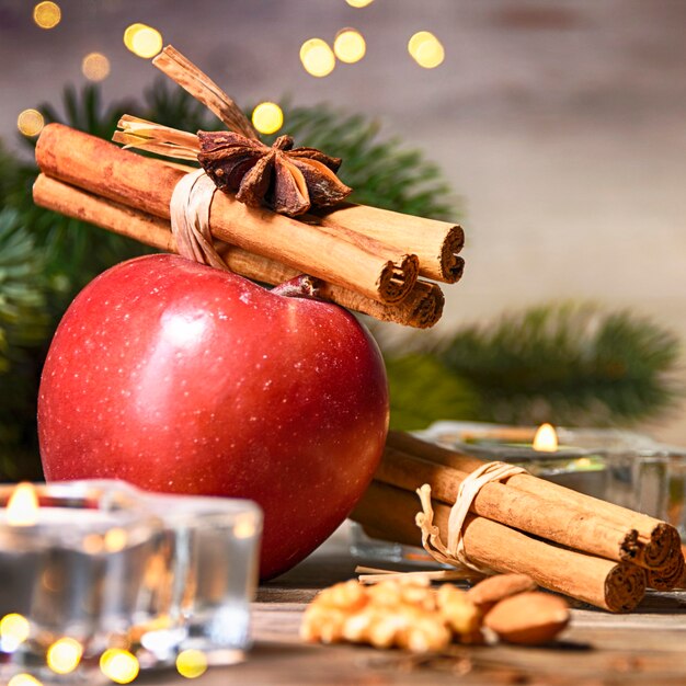 Fondo de Navidad rústico con manzana roja