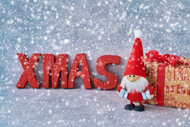 Fondo de Navidad con Santa Claus y regalos. copyspace, textura de nieve