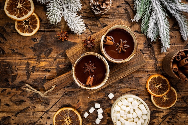 Fondo de navidad con taza de abeto de cacao caliente o chocolate y malvavisco sobre fondo de madera