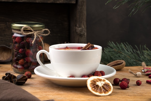 Fondo de navidad con una taza de té