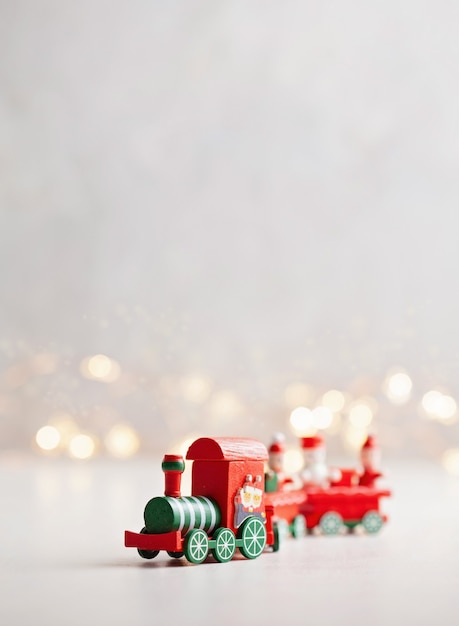 Fondo de Navidad con tren de juguete en miniatura