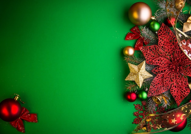 Fondo de Navidad verde con abeto, juguetes y flor de pascua