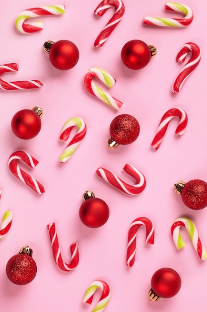 Fondo navideño de bastón de caramelo y bolas navideñas