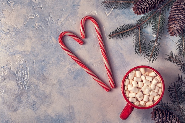 Fondo navideño con chocolate caliente y malvavisco