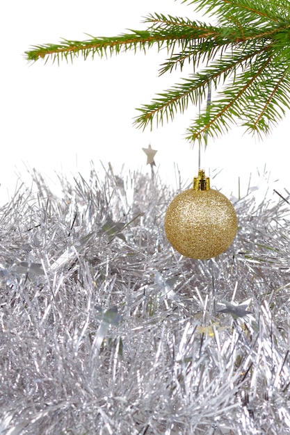 Fondo navideño con decoración dorada bola.